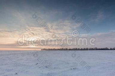 时光流逝。 俄罗斯。 在冬天的雪原中，日落时云彩的运动。